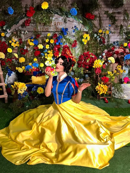 Lebih detail, Tasya Farasya menghadirkan makeup Snow White yang tak kalah luar biasa. Riasan wajah yang bold dengan detail cantik pada eye makeup dan lipstik merah merona, bukankah ini juga sangat merepresentasikan Snow White? Foto: Instagram.