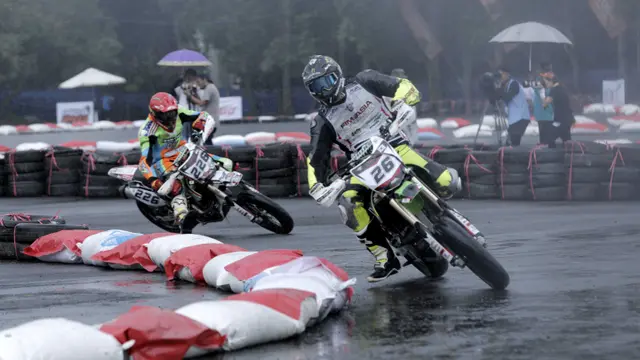 Para pebalap mencoba sirkuit pada ajang FIM Asia Supermoto Championship di Stadion Kanjuruhan, Malang, Sabtu (8/10/2016)