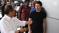 Menkominfo Rudiantara menyambut kedatangan pendiri sekaligus CEO Telegram, Pavel Durov setibanya di kantor Kemenkominfo, Jakarta, Selasa (1/8). (Liputan6.com/Angga Yuniar)