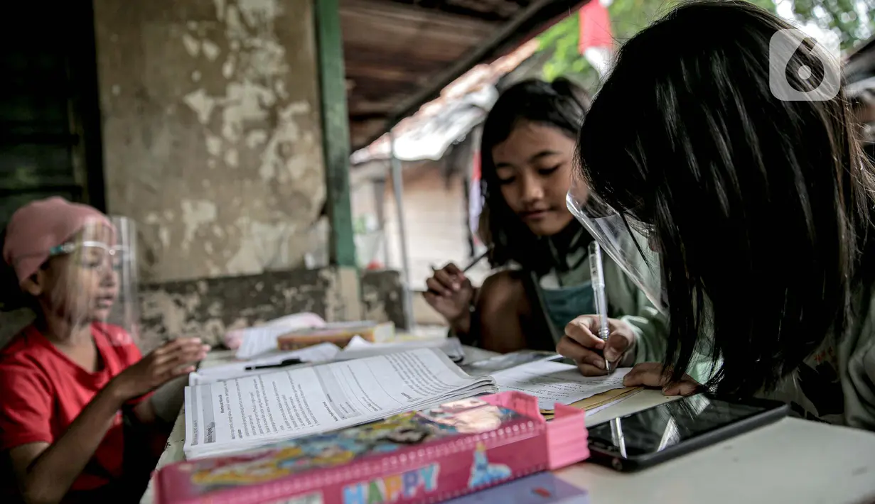 Seorang siswi saat mengikuti kegiatan pembelajaran jarak jauh di rumahnya di RT 003 RW 006 Bendungan Hilir, Tanah Abang, Jakarta, Jumat (14/8/2020). Selama Covid-19, anak-anak memanfaatkan televisi yang ada untuk mengikuti pelajaran sekolah yang disiarkan TVRI. (Liputan6.com/Faizal Fanani)