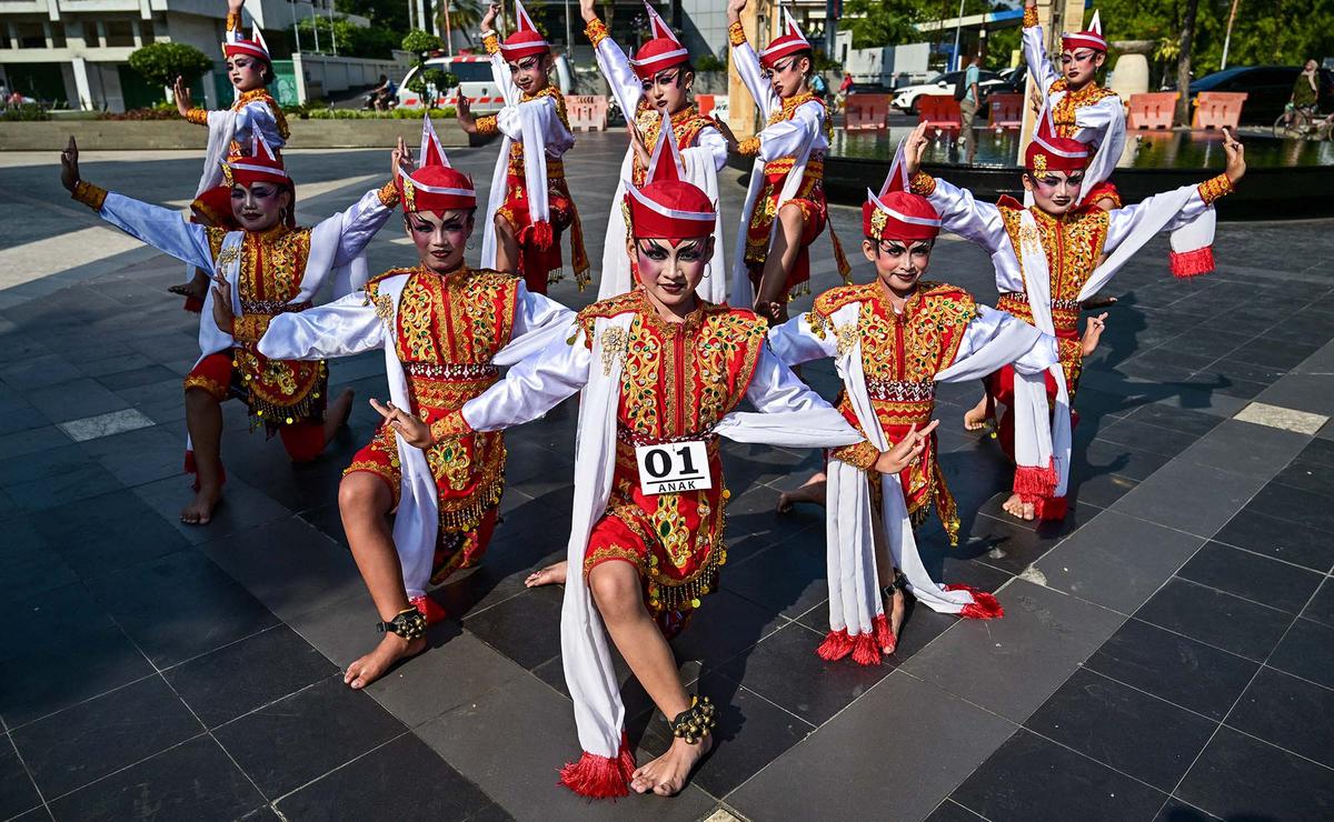 Ratusan Penari Semarakkan Festival Remo Yosakoi di Surabaya
