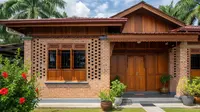 9 Rumah Kampung dengan Dinding Roster Kombinasi Kayu, Hunian Dambaan Bikin Adem