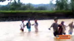 Citizen6, Purbalingga: Selain akses yang susah ditambah lagi akibat tidak adanya jembatan penghubung untuk melewati Sungai Karang, membuat penduduk terpaksa menyeberangi sungai. (Pengirim: Rizka Nur wijayanti)