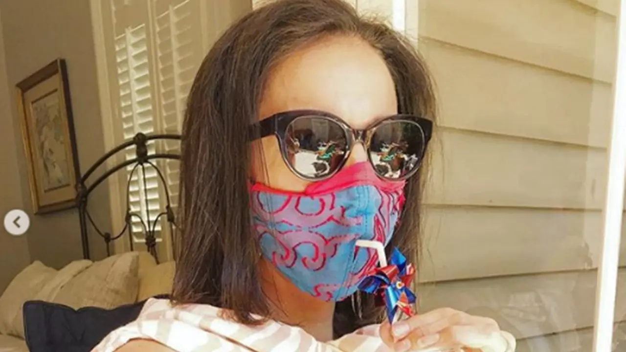 Masker dengan Lubang Sedotan