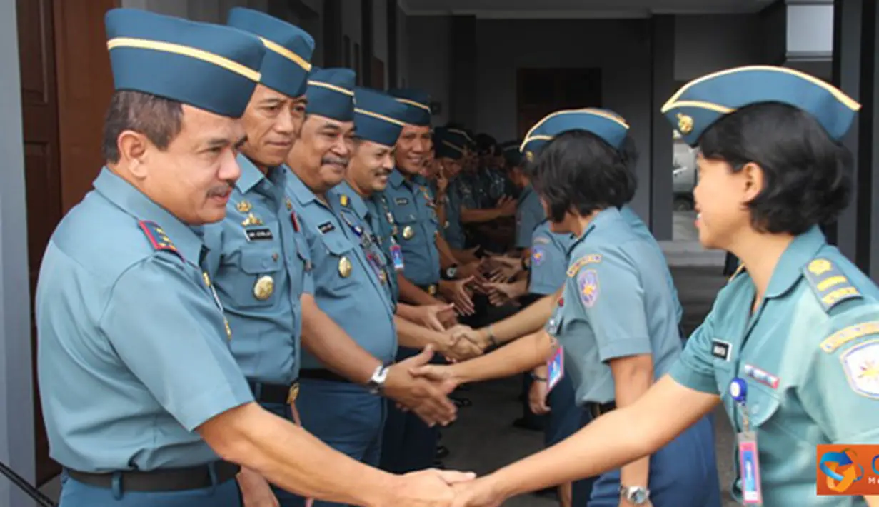 Citizen6, Jakarta: Pangkolinlamil Laksda TNI S.M. Darojatim, halal bihalal dengan segenap prajurit dan PNS Kolinlamil, di koridor Gedung Laut Nusantara Tanjung Priok, Jakarta,umat (24/8). (Pengirim: Kadispen Kolinlamil).