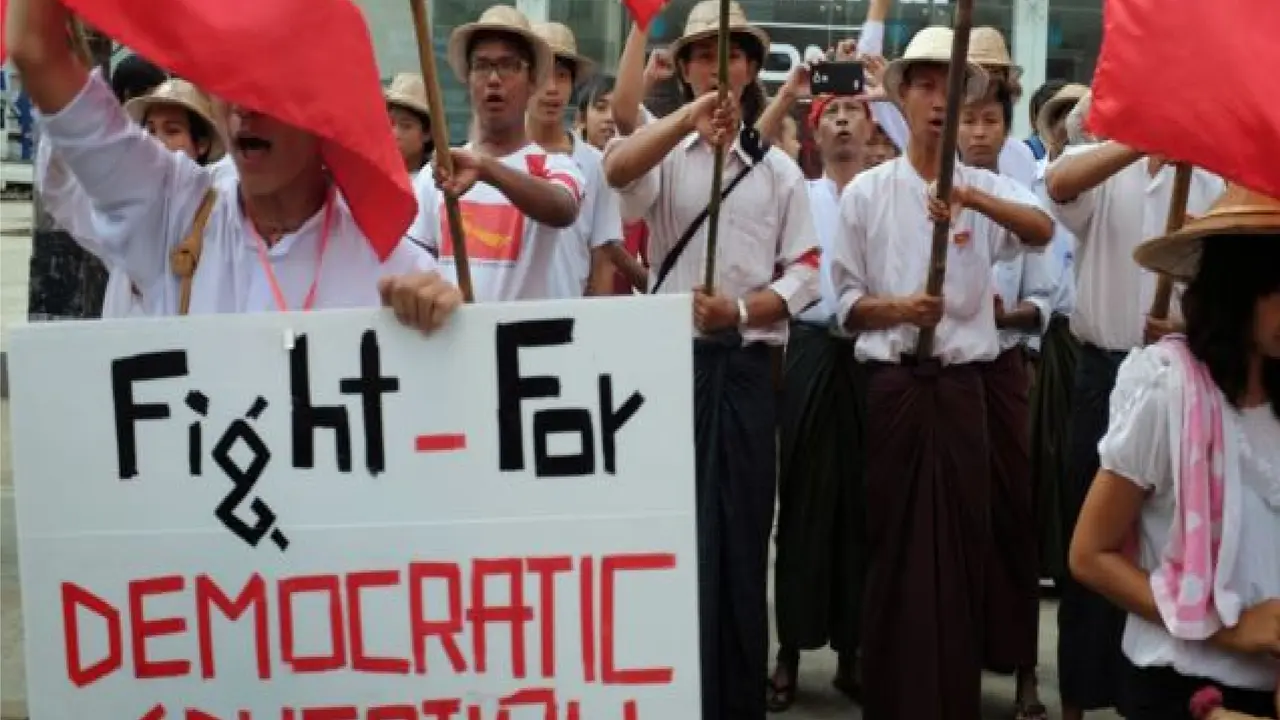 Demo mahasiswa-mahasiswa di Yangon, Myanmar terhadap UU Pendidikan baru. (VOA News)