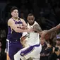 Forward LA Lakers LeBron James (tengah) dikepung dua pemain Phoenix Suns, Lakers menang 120-96 atas Suns, Minggu 2 Desember 2018 (Foto: AP/Marcio Jose Sanchez)