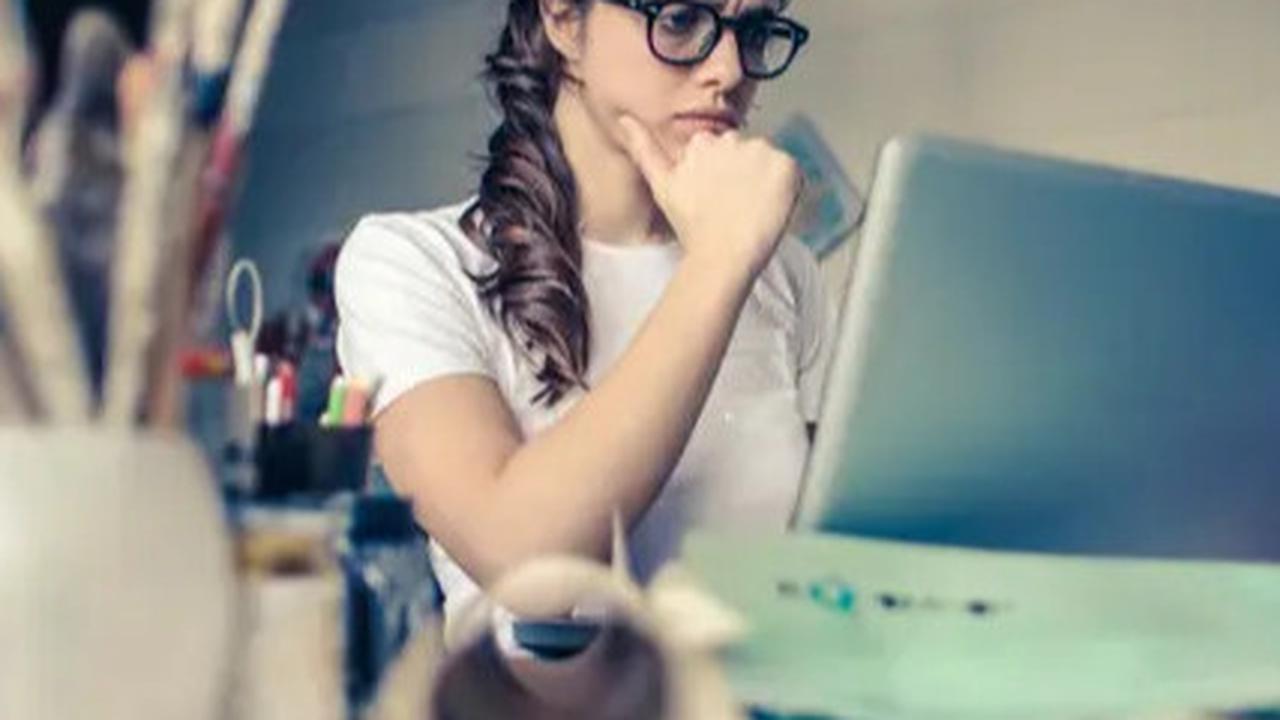 5 Tips Jaga Kesehatan Mata Saat Bekerja di Depan Laptop Seharian