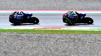 Dua pembalap Movistar Yamaha di MotoGP 2018, Valentino Rossi (kanan) dan Maverick Vinales (kiri). (IZIANA FABI / AFP)