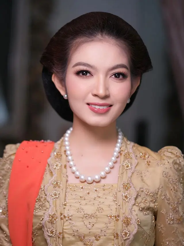 Pesona Ayu Selvi Ananda dengan Makeup Flawless di Tingkeban 7 Bulanan Erina Gudono