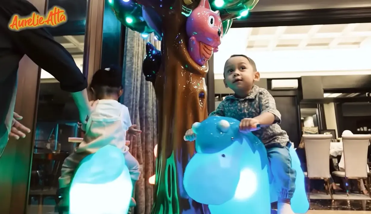 Sebelum mainan bareng dengan Abang L, baby Ameena tampak main bersama Cipung. Tidak hanya orang tuanya yang berteman, tapi juga para anak-anaknya sejak kecil sudah diajarkan main bersama. [Youtube/Aurelie Atta]