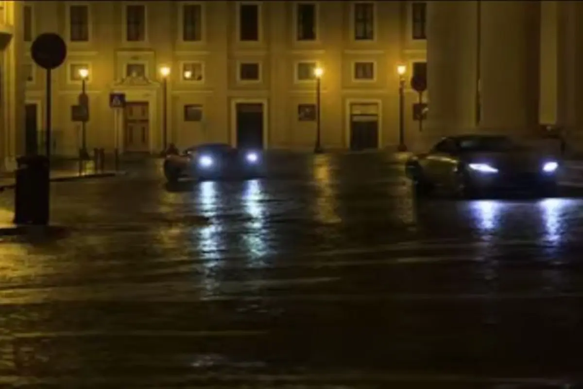 Aston Martin DB10 Saling Kejar dengan Jaguar C-X75 di James Bond