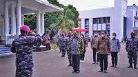 Menkoperekonomian Airlangga Hartarto bersilaturahmi ke Markas Komando Korps Marinir TNI Angkatan Laut Jakarta Pusat, Jumat, 7 Mei 2021.