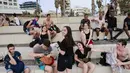 Pemuda berkumpul di kota pesisir Israel Tel Aviv (19/4/2021). Jumlah kasus virus corona di Israel turun dari sekitar 10.000 infeksi baru per hari pada pertengahan Januari menjadi sekitar 200 kasus per hari. (AFP/menahem kahana)