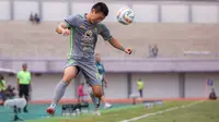 Pemain Persebaya Surabaya, Sho Yamamoto berusaha mengontrol bola pada laga lanjutan BRI Liga 1 2023/2024 antara Dewa United melawan Persebaya Surabaya di Indomilk Arena, Tangerang, Sabtu (30/09/2023). (Bola.com/Bagaskara Lazuardi)
