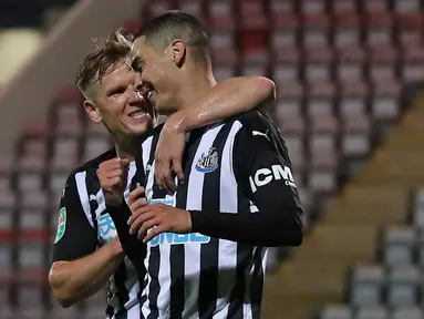 Gelandang Newcastle, Miguel Almiron, merayakan gol yang dicetaknya ke gawang Morecambe pada laga putaran ketiga Piala Liga Inggris di The Mazuma Stadium, Kamis (24/9/2020) dini hari WIB. Newcastle menang 7-0 atas Morecambe. (AFP/Martin Rickett/pool)