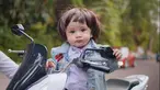 Rayyanza Malik Ahmad alias Cipung selalu berhasil menyita perhatian. Seperti saat ia didandani Mama Gigi layaknya pemeran Dilan. Ya, Cipung berada di atas motor dengan rambut wig lengkap pakai jaket denim khas seorang Dilan. (Liputan6.com/IG/raffinagita1717)