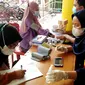 Mahasiswa Universitas Dehasen mendapat fasilitas vaksin gratis dari tim kesehatan Bid Dokkes Polda Bengkulu. (LIputan6.com/Yuliardi Hardjo)