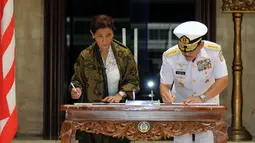 Menteri Kelautan dan Perikanan, Susi Pudjiastuti (kiri) bersama Kasal, Laksamana TNI Marsetio menandatangani MOU di Mabes TNI, Cilangkap, Jakarta (1/12). MOU tersebut bertujuan menata kembali sektor kelautan Indonesia. (Liputan6.com/Helmi Fithriansyah)