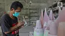 Pekerja menyelesaikan pembuatan miniatur pesawat di workshop Anglo Indonesian Aircraft Models di Cibinong, Kabupaten Bogor, Kamis (15/10/2020). Produk miniatur pesawat buatan Anglo Indonesian Aircraft Models ini telah diekspor ke beberapa negara. (Liputan6.com/Herman Zakharia)
