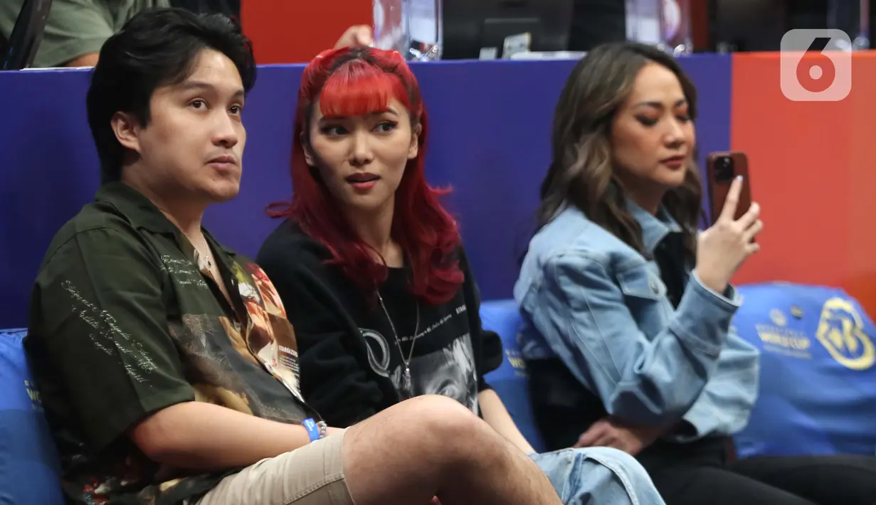 Penyanyi, Isyana Sarasvati (tengah) serius menyaksikan laga penutup penyisihan grup H FIBA World Cup 2023 antara Latvia dan Kanada di Indonesia Arena, Gelora Bung Karno, Jakarta, Selasa (29/8/2023). (Liputan6.com/Helmi Fithriansyah)