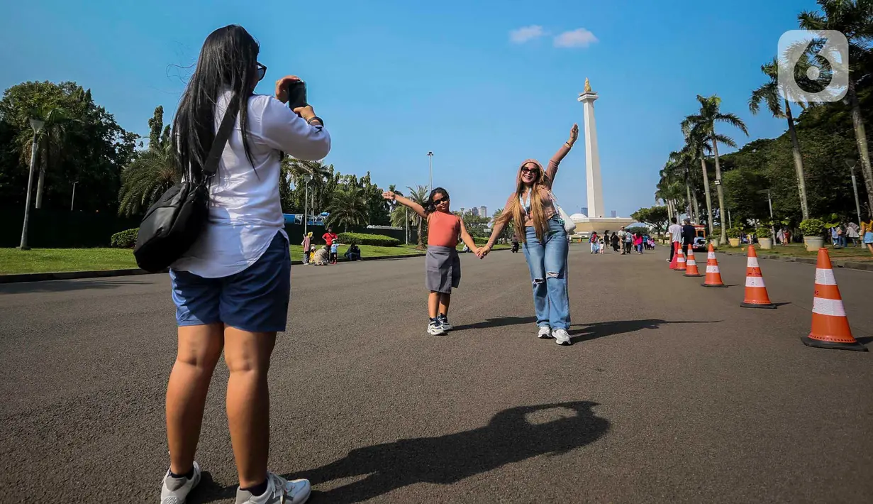Wisatawan bisa bercengrama dengan keluarga sambil beristirahat di rumput. (Liputan6.com/Angga Yuniar)