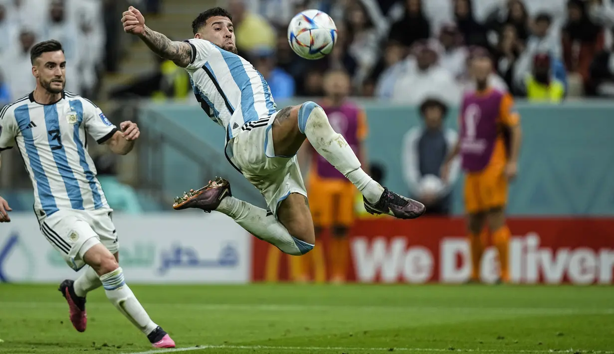 Bek Argentina Nicolas Otamendi mencoba mencetak gol di depan rekan setimnya Nicolas Tagliafico ke gawang Belanda pada babak perempat final Piala Dunia 2022 di Lusail Iconic Stadium, Sabtu (10/12/2022) dinihari WIB. Wasit Antonio Mateu asal Spanyol sampai mengeluarkan 16 kartu kuning sepanjang laga  Belanda vs Argentina. (AP Photo/Jorge Saenz)