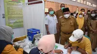 Walikota Gorontalo saat melakukan peninjauan Vaksinasi Covid-19 di lingkuangn sekolah (Arfandi Ibrahim/Liputan6.com)