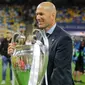 Pelatih Real Madrid Zinedine Zidane memegang trofi usai menjadi juara Liga Champions 2018 di Stadion NSK Olimpiyskiy, Ukraina (26/5). Real Madrid berhasil menjadi juara Liga Champions 2018 usai mengalahkan Liverpool 3-1. (AP/Sergei Grits)