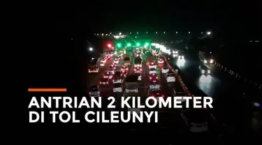 Suasana arus pemudik di tol Cileunyi Jawa Barat terus mengalami kepadatan. Hingga Sabtu (30/4) dini hari puluhan ribu kendaraan melintasi kawasan ini.