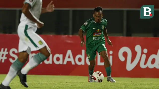 FOTO: Reuni, Aksi Irfan Jaya Berseragam Hijau saat Melawan Persebaya Surabaya di Piala Menpora 2021