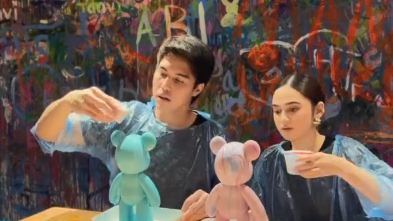 Beda dari yang Lain, 7 Potret El Rumi dan Syifa Hadju Lakukan Art Date