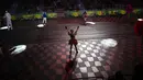 Seorang penari menari saat upacara pembukaan Karnaval Nice di Nice, Prancis, 11 Februari 2022. Tema karnaval edisi ke-149 kali ini adalah Raja Hewan. (AP Photo/Daniel Cole)