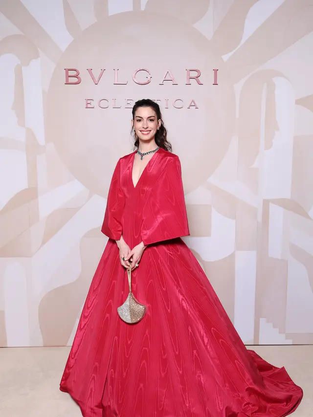 Anne Hathaway hingga Kim Ji Won Tampil dengan Pesona Princess Vibes di Perilisan Bvlgari Eclettica