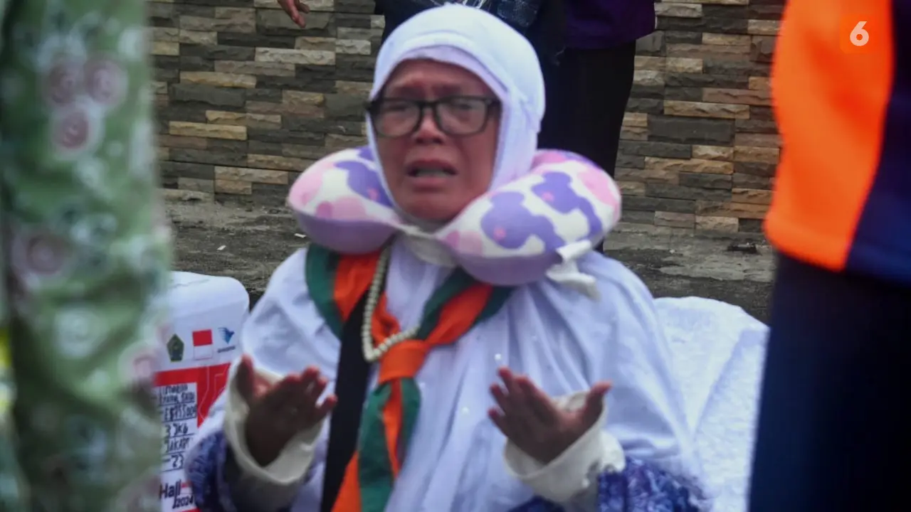 Salah satu jemaah asal Kota Bandar Lampung menangis haru setelah turun dari bus tiba di Asrama Haji, Raja Basa, Lampung. Foto : (Liputan6.com/Ardi).