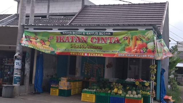 6 Cara Unik Orang Jualan Buah Ini Anti-mainstream, Nyeleneh Banget