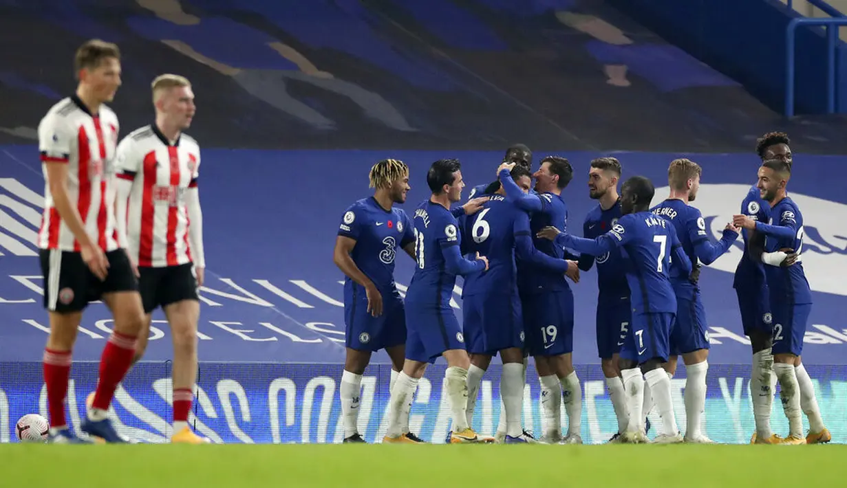 Pemain Chelsea Thiago Silva merayakan bersama rekan satu timnya usai mencetak gol ke gawang Sheffield United pada pertandingan Liga Premier Inggris di Stadion Stamford Bridge, London, Sabtu (7/11/2020). Chelsea menang 4-1. (Peter Cziborra/Pool via AP)