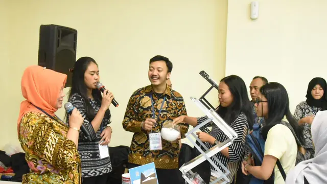 Keseruan di stan MPR. (Liputan6.com/Moch Harunsyah)