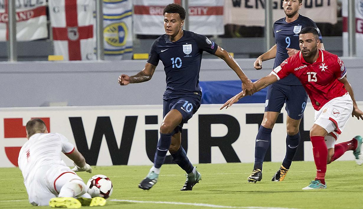 Pemain Inggris, Dele Alli (tengah) mengejar bola saat berhadapan dengan kiper Malta, Andrew Hogg pada laga grup F kualifikasi Piala Dunia 2018 di  Ta Qali stadium, Valletta, Malta, (1/9/2017). Inggris menang 4-0. (AP/Rene Rossignaud)