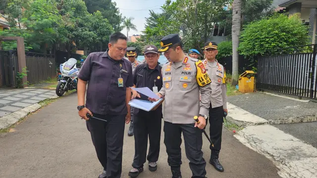 Kapolres Metro Depok saat melakukan pengecekan rumah warga yang ditinggal mudik lebaran di wilayah Sukmajaya, Depok.