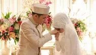 Setelah resmi menjadi suami istri, Ben Kasyafani baru berani memegang tangan istrinya, Nesyana Ayu Nabila alias Ines. Hal itu dijalankan berdasarkan syariat Islam. (Adrian Putra/Bintang.com)