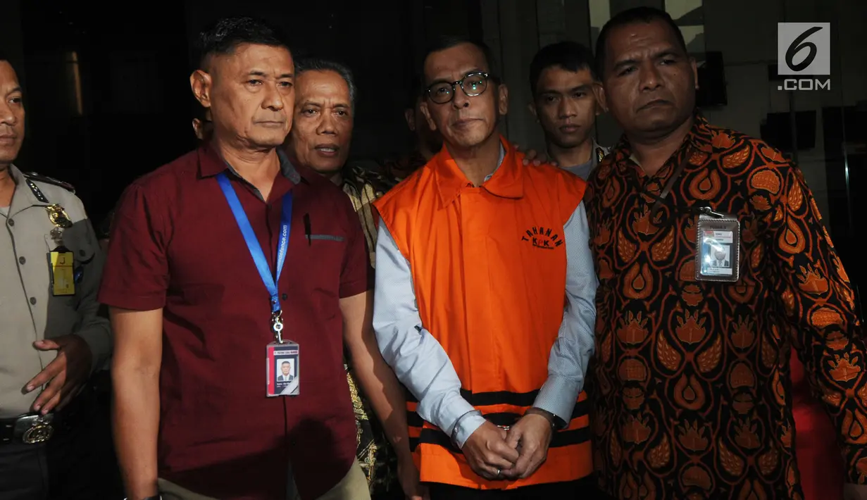 Mantan Dirut PT Garuda Indonesia, Emirsyah Satar usai menjalani pemeriksaan di Gedung KPK, Jakarta, Rabu (7/8/2019). Emirsyah resmi ditahan untuk mempermudah pemeriksaan terkait kasus suap pengadaan mesin Rolls-Royce PLC untuk pesawat Airbus milik Garuda Indonesia. (merdeka.com/Dwi Narwoko)
