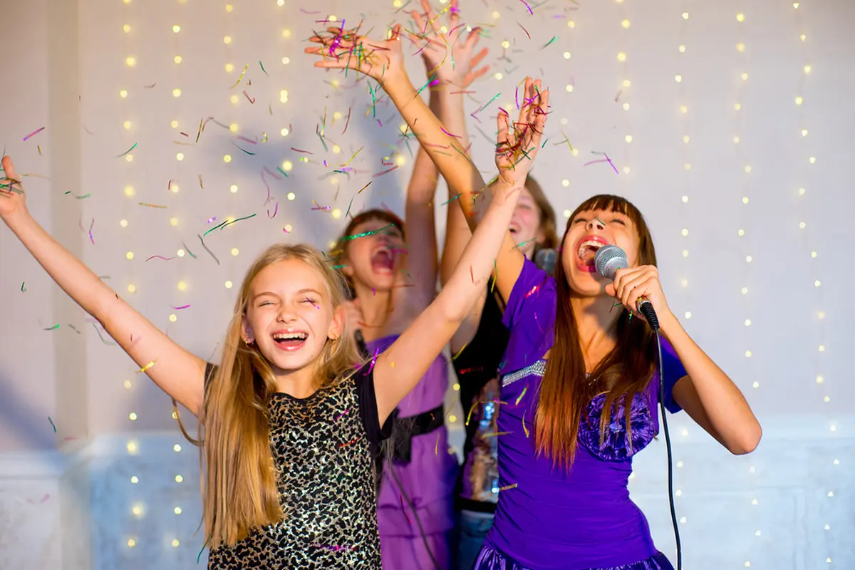 Ilustrasi karaoke bersama anak-anak