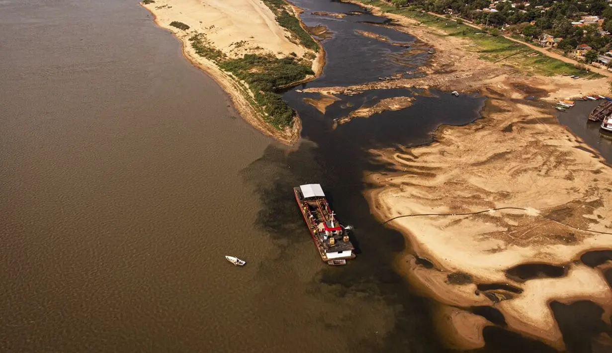 Aliran sungai San Francisco yang terbuang dan tercemar mencapai sungai Paraguay di tengah kekeringan bersejarah yang mempengaruhi levelnya, di Mariano Roque Alonso, Paraguay, Senin (20/9/2021).  (AP Photo/Jorge Saenz)