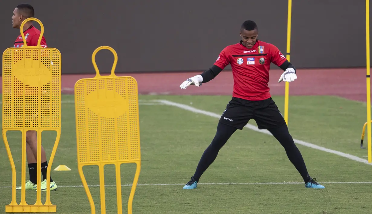Kiper Venezuela Wuilker Farinez menghadiri sesi latihan di Caracas, Venezuela, Selasa (5/10/2021). Venezuela akan bertanding melawan Brasil dalam pertandingan Kualifikasi Piala Dunia 2022 Zona Amerika Selatan pada Jumat, 8 Oktober 2021 WIB. (Yuri CORTEZ / AFP)