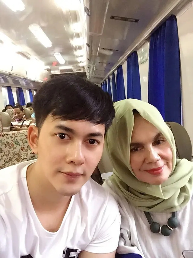 6 Potret Kebersamaan Kiki Farrel dan Ibunya yang Derita Kanker Usus