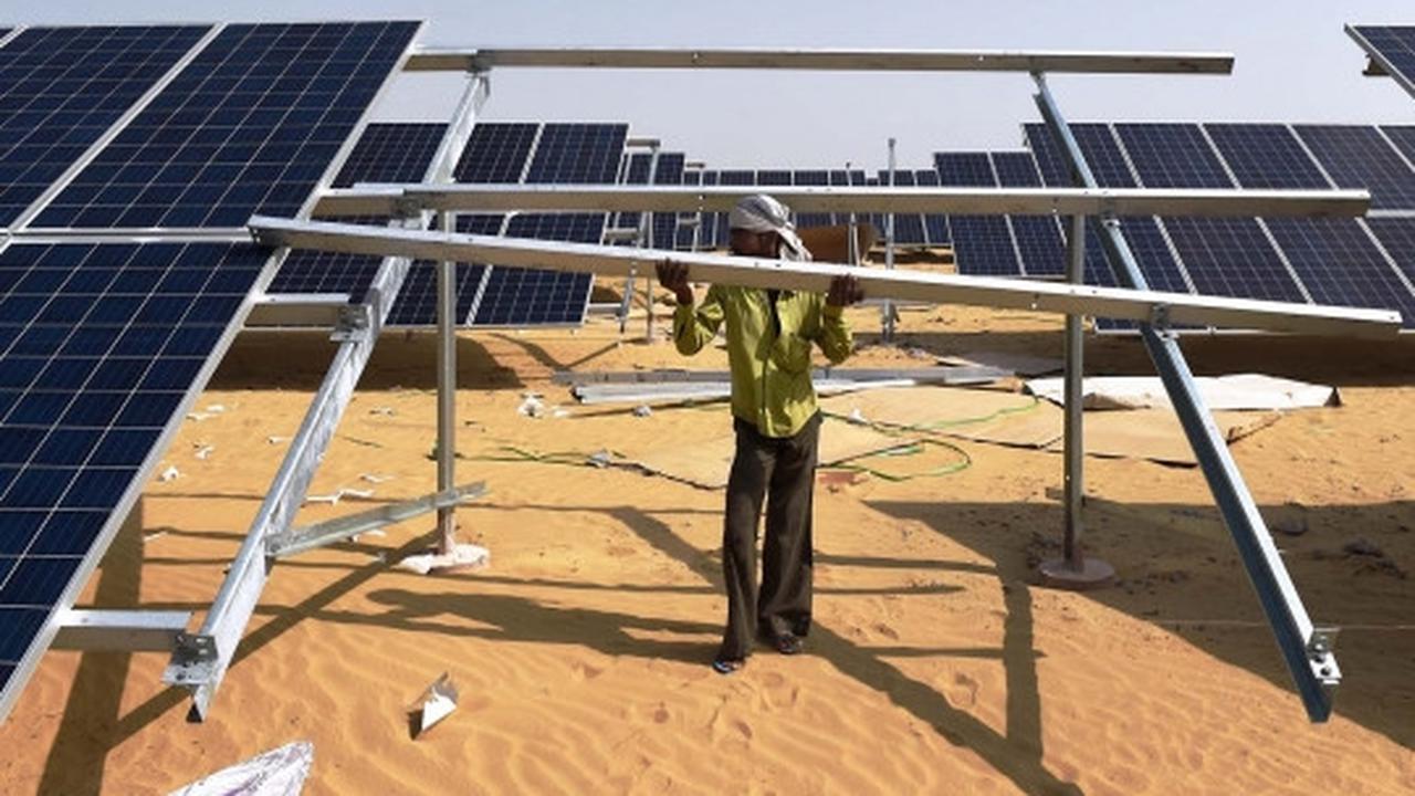 Melihat pembangunan pusat pembangkit tenaga surya India