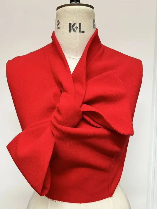 Aksen twist hadirkan elegansi khas royal yang begitu menawan. [Foto: Instagram/ suzannahlondon]