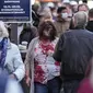 Orang-orang yang mengenakan kostum menakutkan berpartisipasi dalam Zombie Walk dan Parade Halloween tahunan di Essen, Jerman, Minggu (31/10/2021). Setiap 31 Oktober sebagian masyarakat dunia ikut memeriahkan perayaan Halloween. (AP Photo/Martin Meissner)