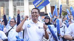 Menteri Hukum Supratman Andi Agtas, tampak asik berjoget bersama para peserta yang mengikuti fun walk peringatan Hari Kekayaan Intelektual Sedunia 2026 yang berlangsung di Sarinah, Jakarta Pusat pada Minggu (26/4/2026). (Bola.com/Abdul Aziz)